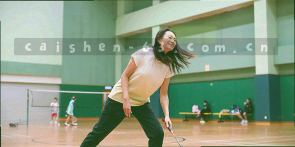 写有“理性游戏”的标语牌，周围有扑克牌元素